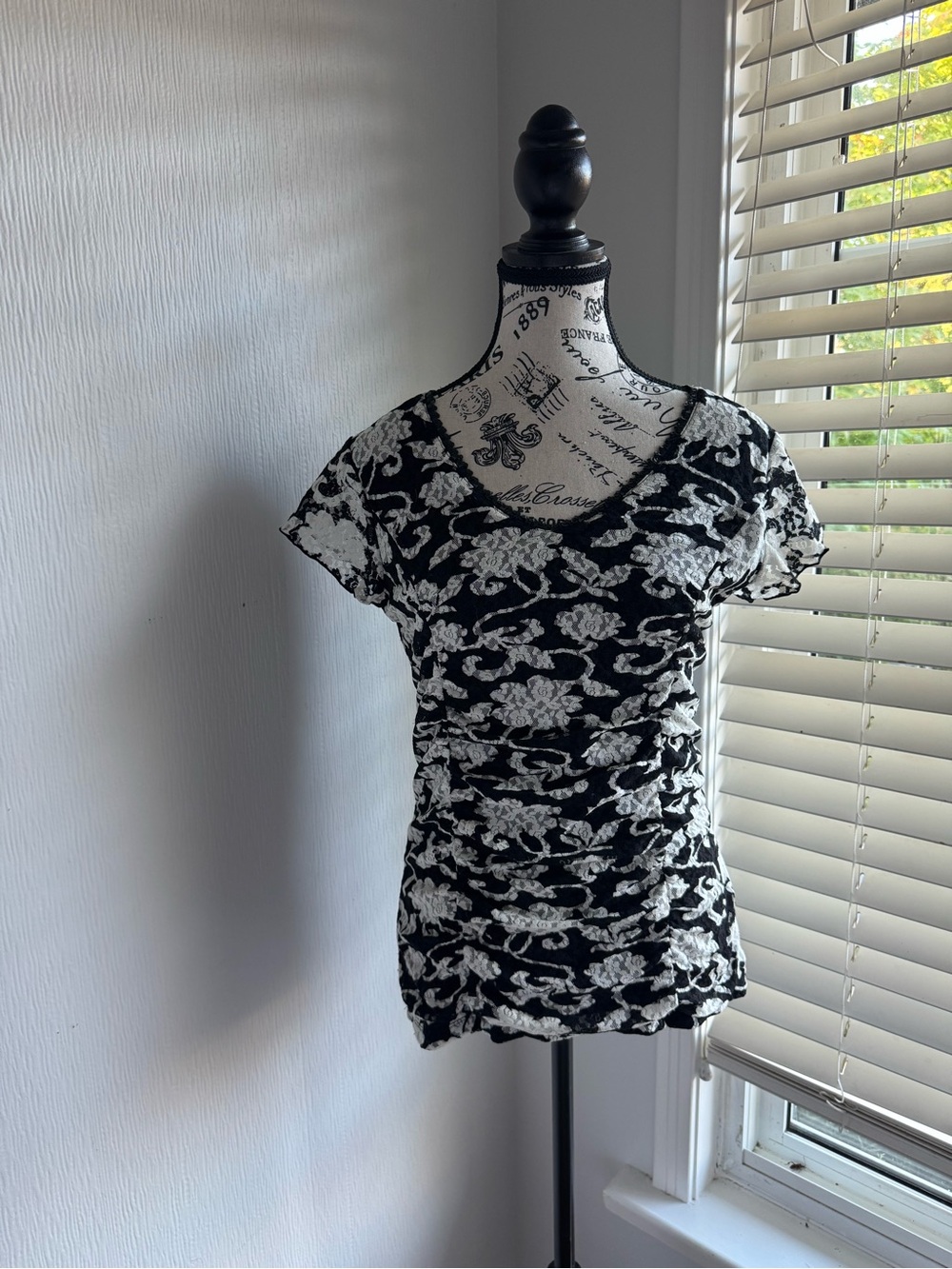 Style & Co. Black and White Floral Ruched V-Neck Top